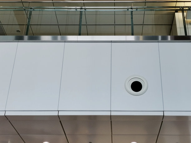 建筑物的通风口用来冷却建筑物。图片下载