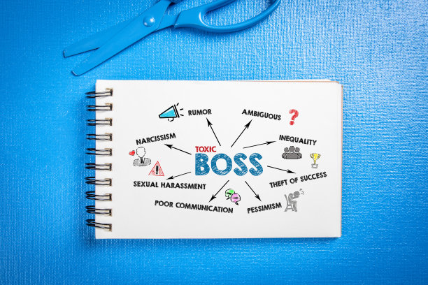 有毒的老板。自恋、谣言、不平等和性骚扰概念。抽象的蓝色办公桌图片下载