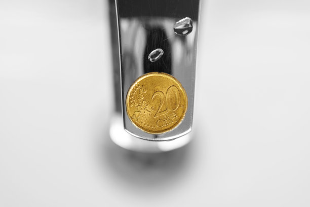 水龙头上的欧洲硬币。为家庭预算省钱的想法图片下载