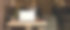 工作区桌面与笔记本电脑，圣诞树，礼物和蜡烛模糊的背景图片下载