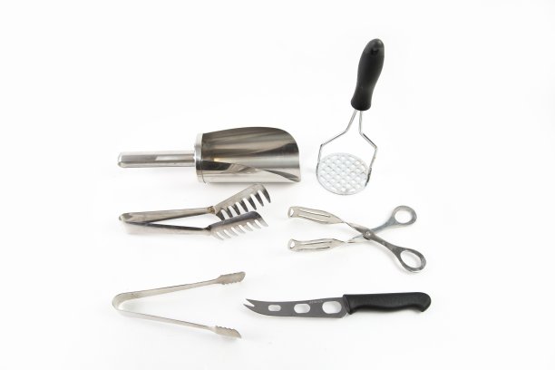 厨房用具在白色背景上的高角度拍摄图片下载