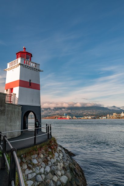 温哥华斯坦利公园海堤上灯塔的竖版仰视照片图片下载