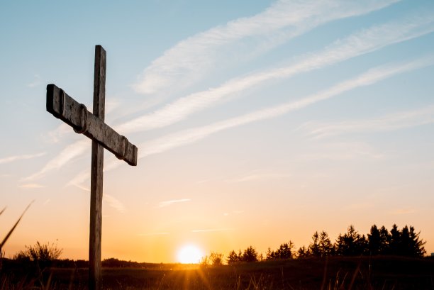 特写镜头的手工木制十字架与美丽的天空为背景图片下载