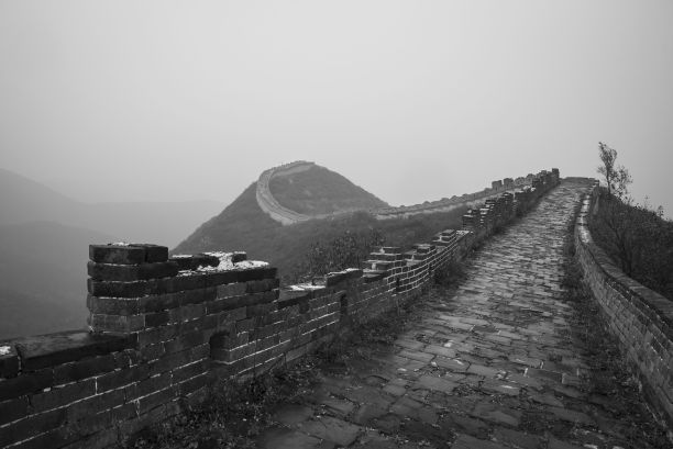 中国美丽森林中的长城鸟瞰图图片下载