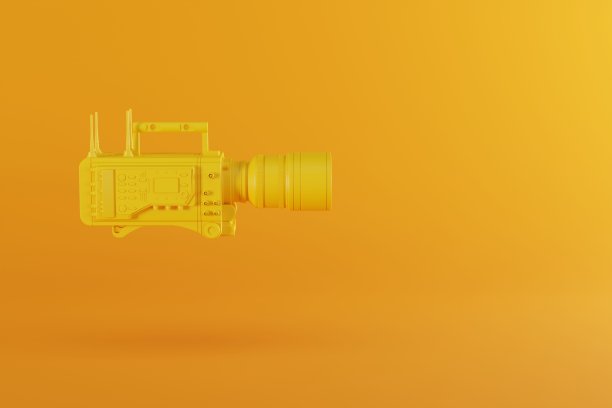 淡黄色背景上的黄色胶片相机。图片下载