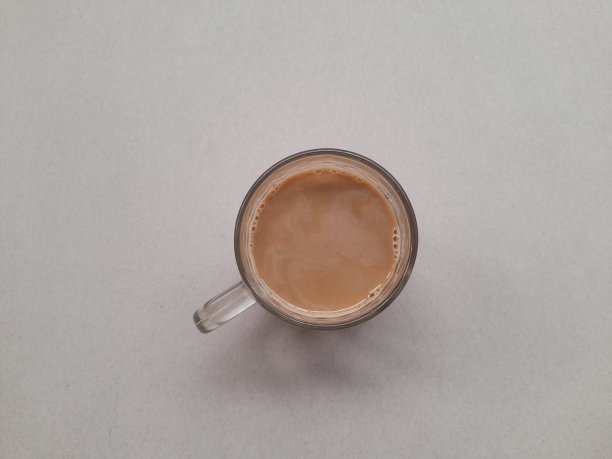 牛奶咖啡的玻璃顶视图。图片下载