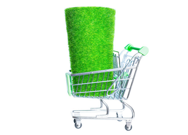 假草坪在白色的玩具购物车图片下载