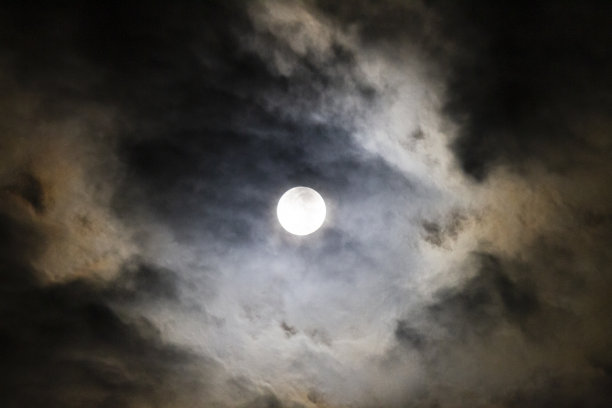 夜空中圆月带云图片下载