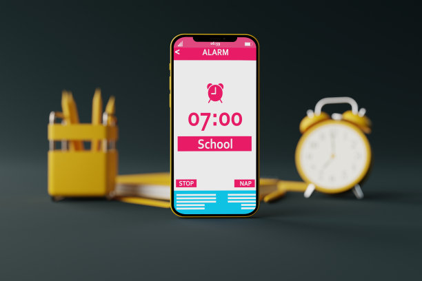 一个电话，闹钟的背景是学校用品和一个黑暗的背景。图片下载
