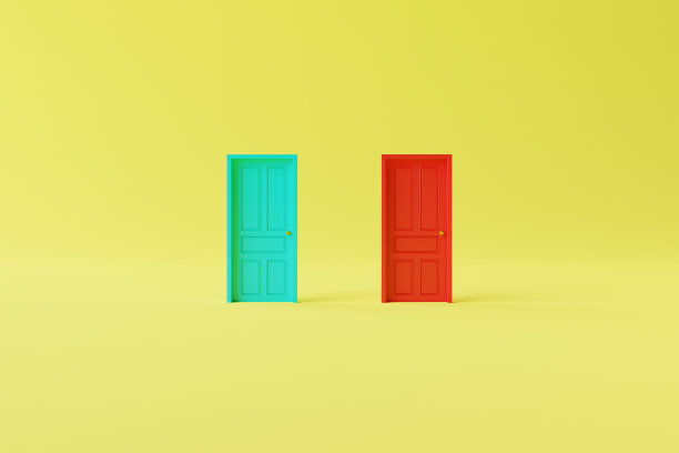 背景是蓝色和红色的两扇紧闭的门。图片下载
