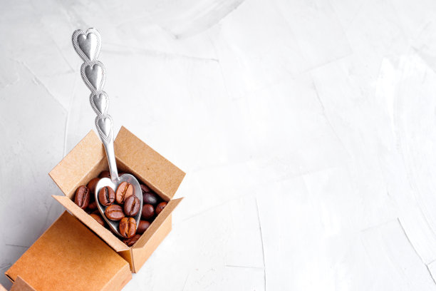 心形茶匙和烘焙咖啡豆图片下载