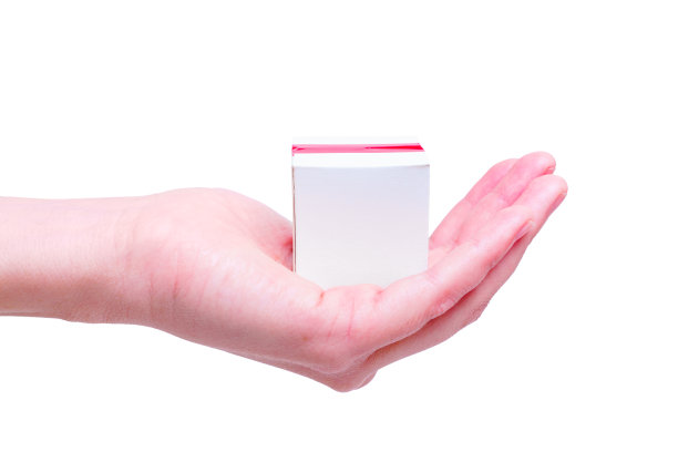 小白盒子在手里孤立在白色上图片下载