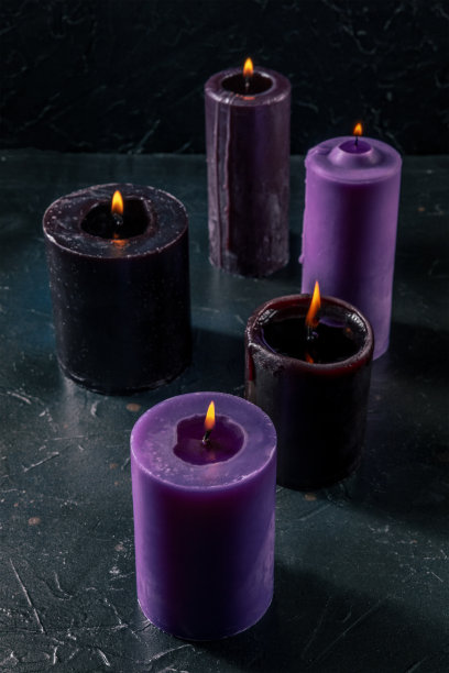 在黑暗的背景上燃烧的蜡烛图片下载