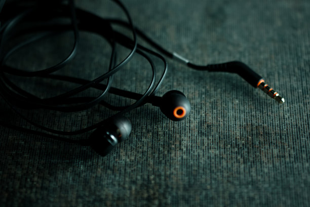 黑色的耳机图片下载