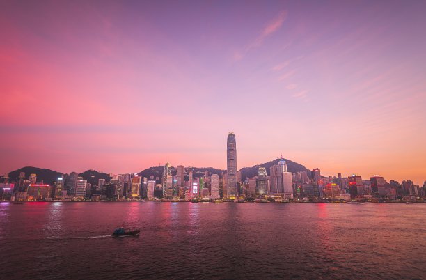 美丽的城市现代建筑与惊人的天空和一个湖的镜头图片下载