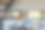 一对幸福的夫妇正在用笔记本电脑研究他们新家的蓝图图片下载
