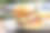 特写的汉堡肉覆盖在金色的白色盘子与模糊的背景图片下载