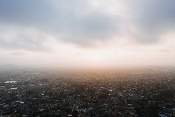 晴朗天空下美丽的航拍城市图片下载