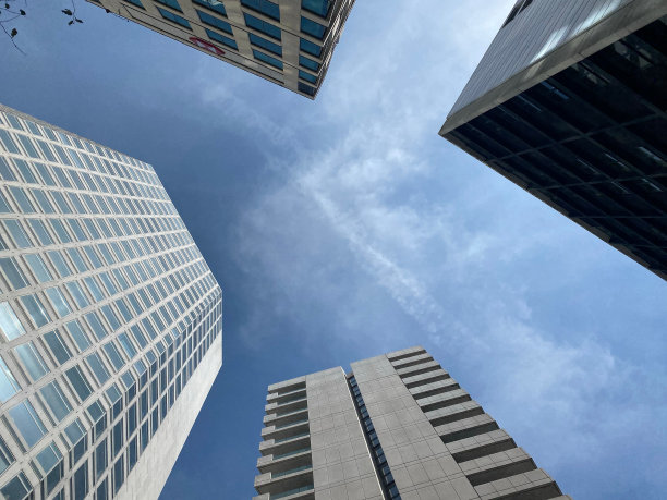 美丽的现代建筑的低角度视图图片下载