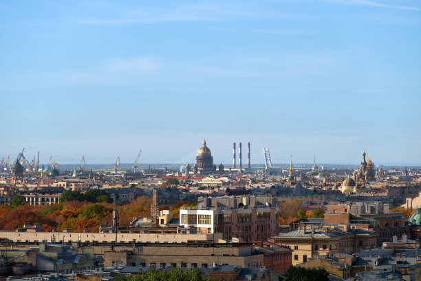 从高处俯瞰秋天的欧洲城市。老城的屋顶图片下载