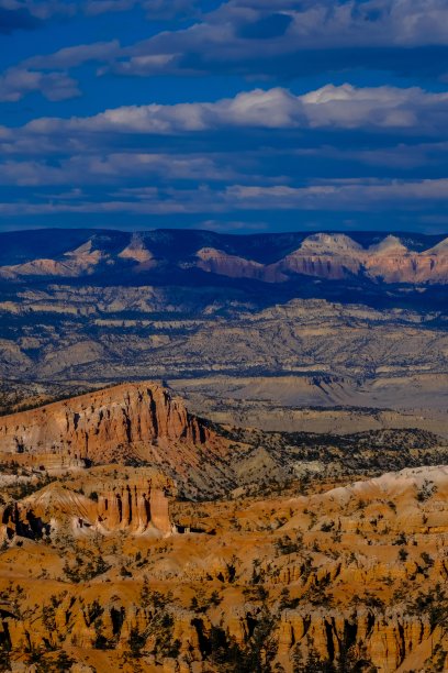 多云天空下的沙漠山丘和悬崖的垂直照片图片下载