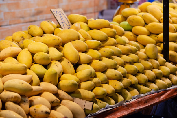 夜市卖新鲜芒果的柜台图片下载