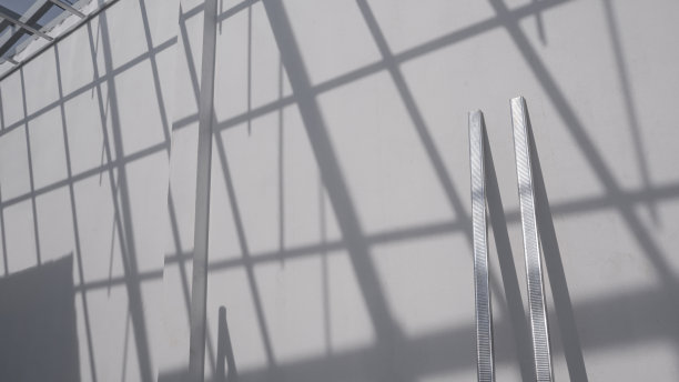 房屋施工现场靠混凝土墙铝c线钢表面吊顶结构的光影图片下载