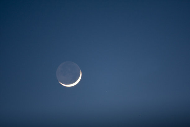 蓝天下太阳在月亮后面的美丽照片图片下载