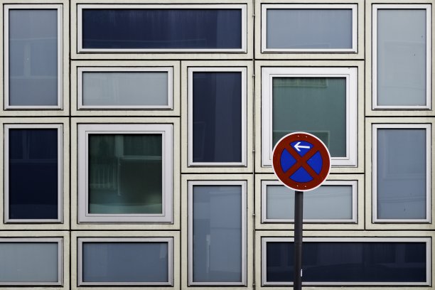 有不同形状和大小的蓝色和白色窗户的现代建筑图片下载