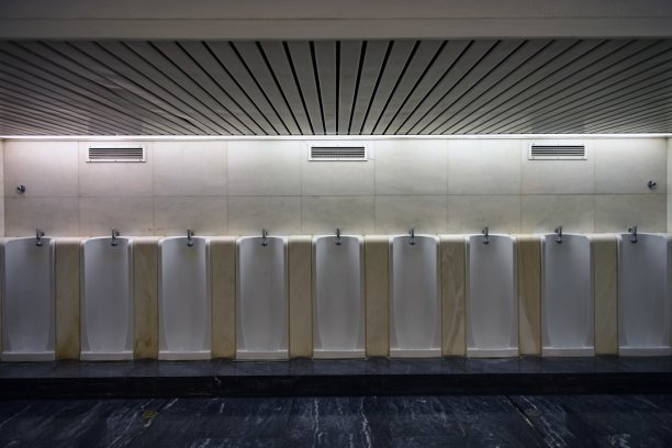 淋浴间挨着的镜头图片下载