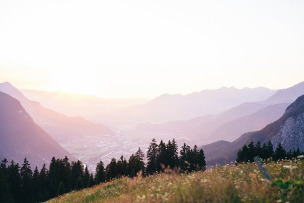 明亮的天空和树木的剪影下美丽的高角度拍摄的山丘图片下载
