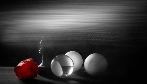 美丽的小玩意和一片红色的树叶在灰色的背景图片下载