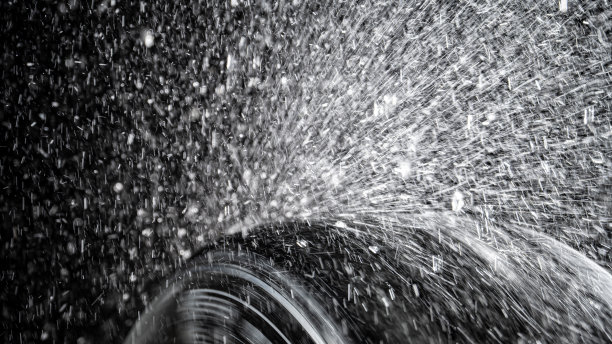 汽车轮胎在雨中旋转得很快图片下载