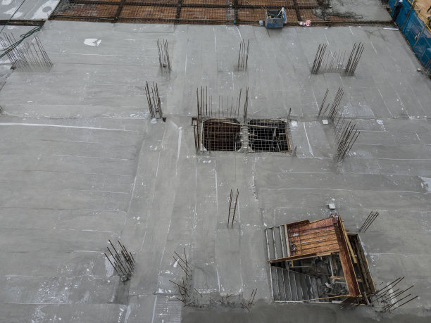 在建筑工地工作的建筑工人的航拍照片图片下载