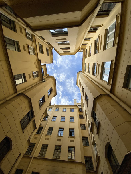 住宅建筑的庭院井，圣彼得堡，俄罗斯图片下载