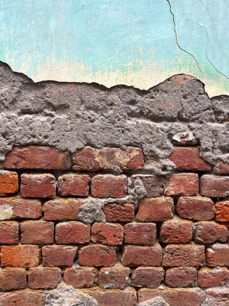 红砖墙与蓝色和金色的片状，剥落的油漆，剥落的砖石油漆，油漆层，风化，墙纸背景图片下载