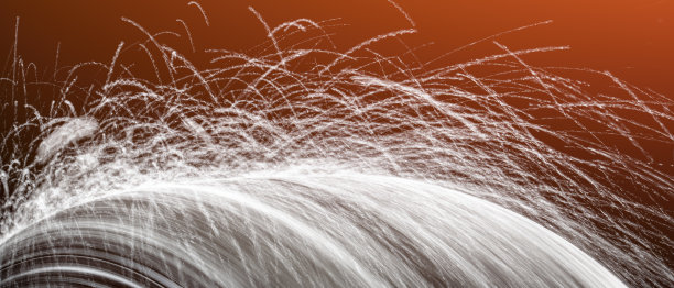 冬天结冰条件下的新车轮胎图片下载