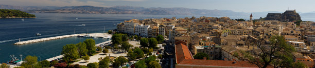 科孚岛的城市景观和天际线，海滨。全景照片，高分辨率。图片下载