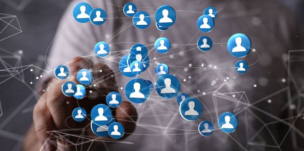 人类通信区块链漂浮在一只手上的3D渲染图片下载