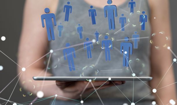 人类通信区块链漂浮在平板电脑上的3D渲染图片下载