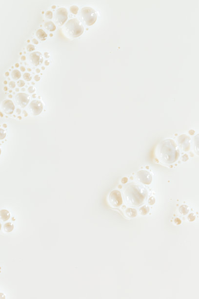 宏观的牛奶质地，白色的牛奶表面和泡沫和波纹从上方鸟瞰图片下载