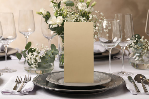 时尚优雅的餐桌设置的节日晚餐在餐厅图片下载