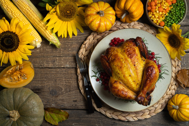 感恩节佳节快乐背景。感恩节晚餐烤全鸡或火鸡配秋季蔬菜图片下载
