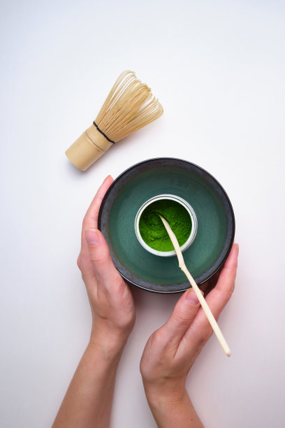 绿色抹茶特写。有机抹茶绿茶仪式。抹茶粉。抹茶烹饪，食谱图片下载