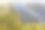 在冰岛卡特拉地质公园，一条河流从绿色覆盖的山上流过的航拍照片图片下载