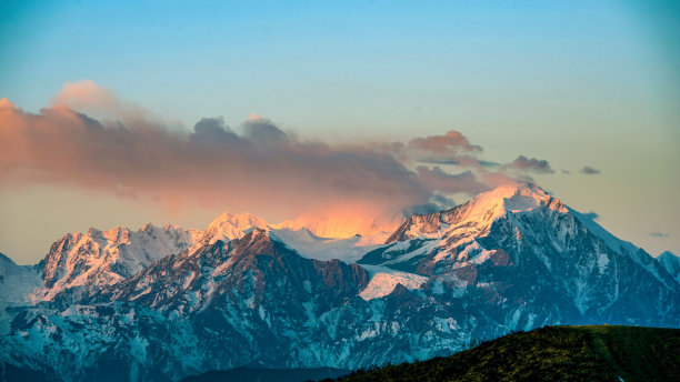 雪山山峰的美丽照片图片下载