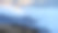 云雾之上森林覆盖的山峰的美丽照片图片下载