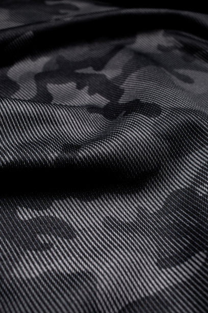 迷彩图案。时髦的深灰色迷彩面料。军事上的纹理。黑暗的背景。图片下载