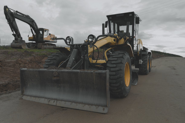 工地上的挖掘机、拖拉机、工业黄色汽车，图片下载