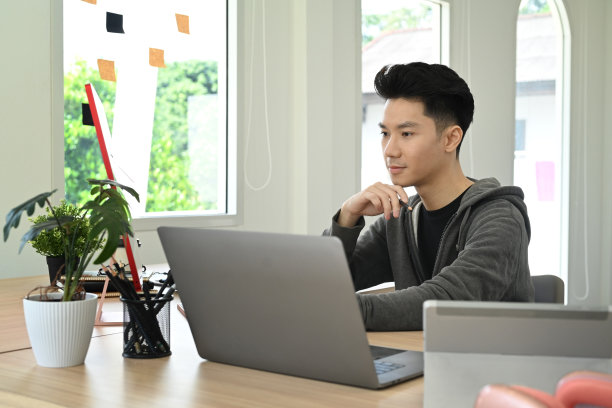 在明亮的现代办公室专注于设计项目。图片下载